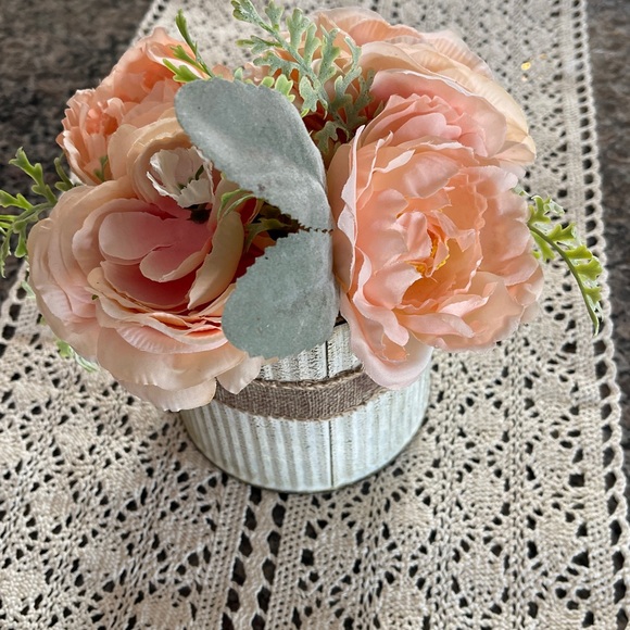 Rustic Floral Arrangement with Peach Roses 🌺 - Picture 3 of 4